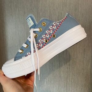 SZ 7Converse Chuck Taylor All Star Lift Platform. Blue Floral embroidery